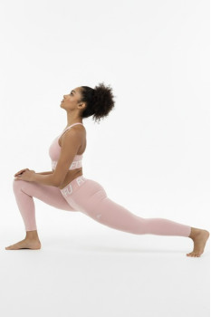 يوغا ليقينز (وردي فاتح)